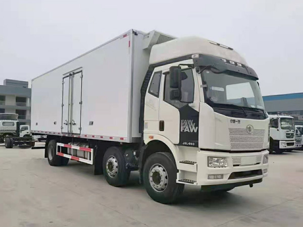 解放J6小三轴冷藏车-厢长8.7米