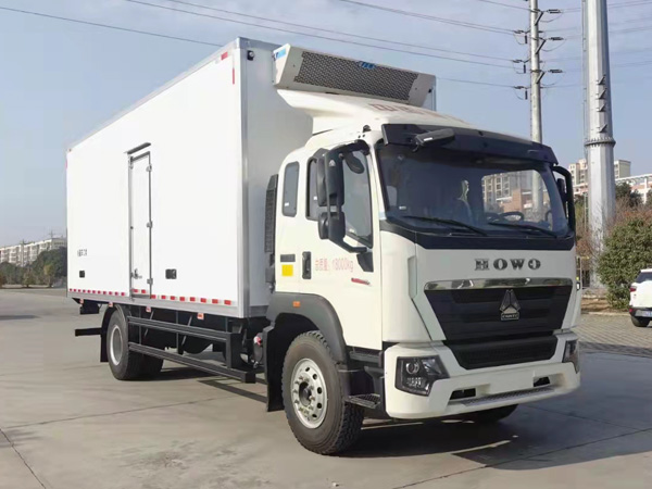 重汽豪沃G5X冷藏车-6.8米厢长