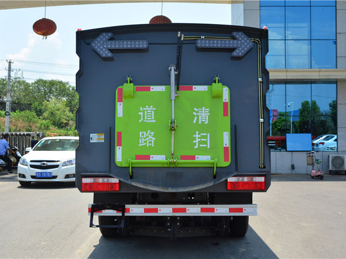 东风多利卡D6扫路车