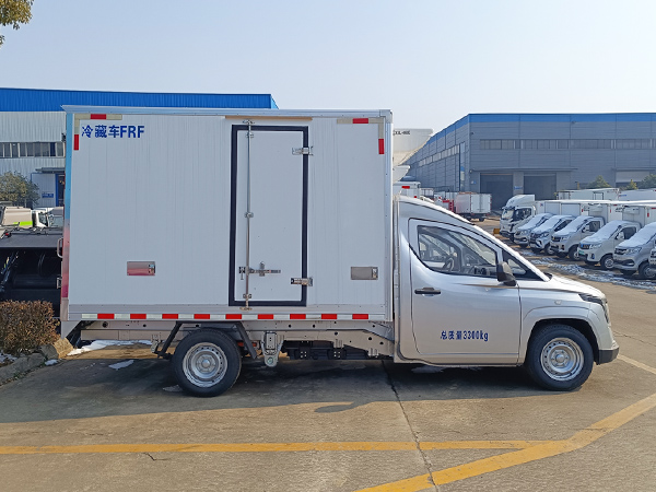 菱势黄金小卡纯电动冷藏车