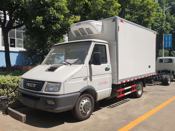 依维柯X45得意冷藏车-3.5米厢长